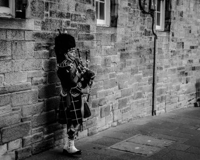 adult-bagpiper-bagpipes-929791